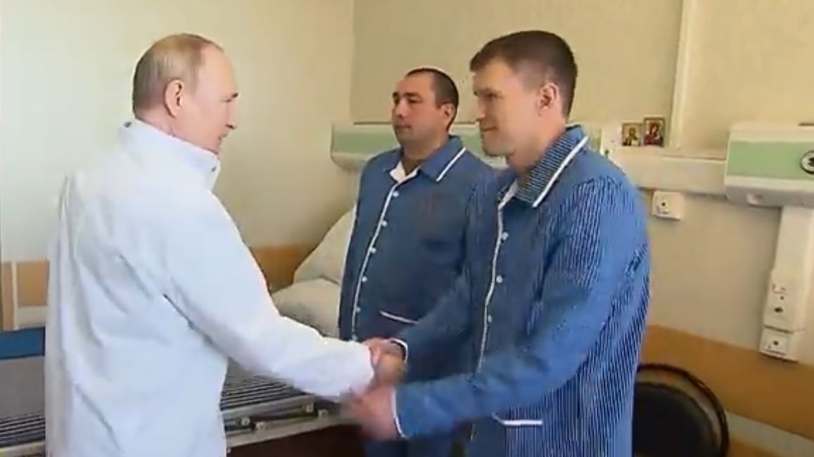 Strnulá konverzace a napětí. Putin oblékl bílý plášť a navštívil raněné vojáky